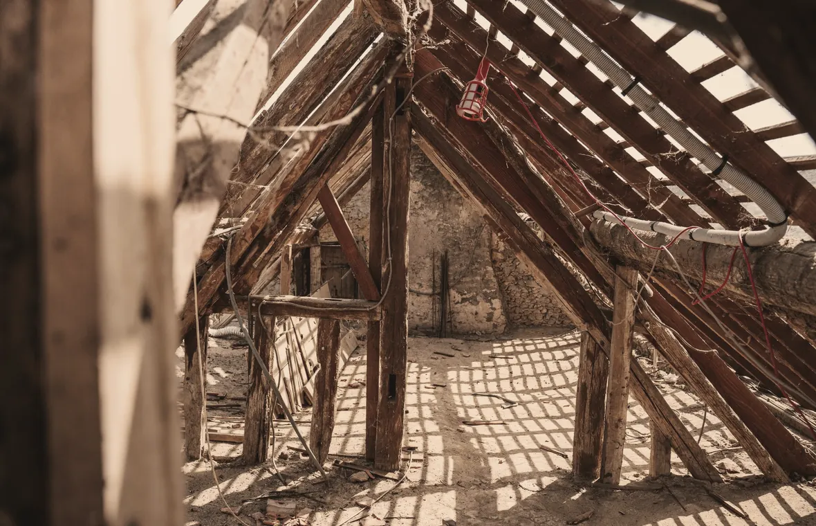 Charpente en bois et combles d’une maison en cours de rénovation